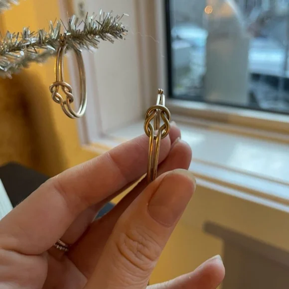 Vintage double knot hoop earrings - Picture 3 of 3